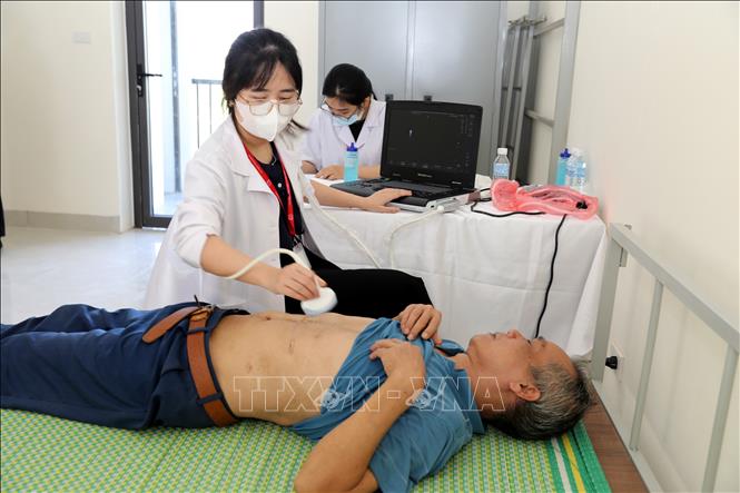 Bác sĩ Bệnh viện Đại học Y Hà Nội siêu âm cho người có hoàn cảnh khó khăn ở xã biên giới Khuất Xá, tỉnh Lạng Sơn. Ảnh: Văn Đạt - TTXVN
