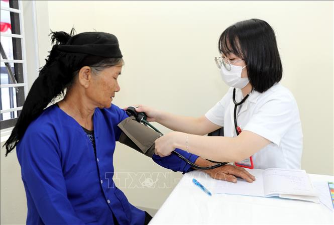 Bác sĩ Bệnh viện Đại học Y Hà Nội khám bệnh miễn phí cho người có hoàn cảnh khó khăn ở xã biên giới Khuất Xá, tỉnh Lạng Sơn. Ảnh: Văn Đạt - TTXVN