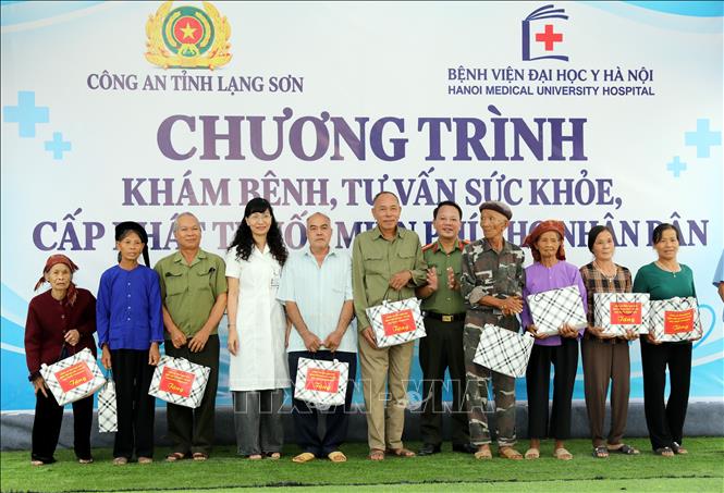 Lãnh đạo Công an tỉnh Lạng Sơn và đại diện Bệnh viện Đại học Y Hà Nội trao quà cho người dân xã biên giới Khuất Xá, tỉnh Lạng Sơn. Ảnh: Văn Đạt - TTXVN