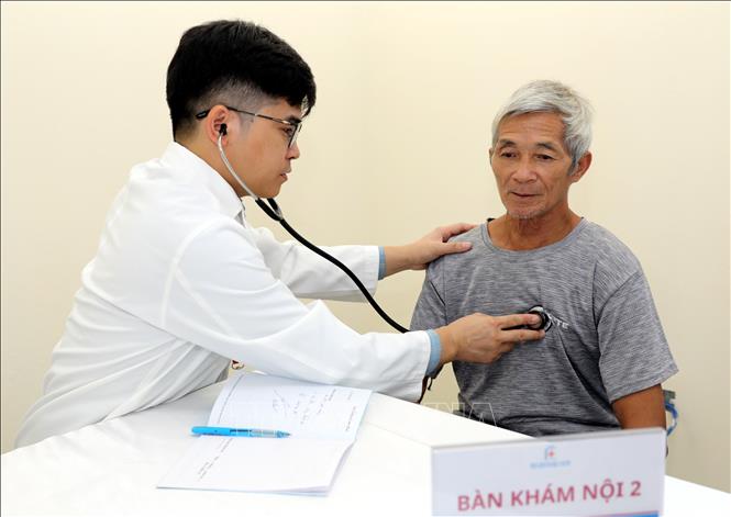 Bác sĩ Bệnh viện Đại học Y Hà Nội khám bệnh miễn phí cho người có hoàn cảnh khó khăn ở xã biên giới Khuất Xá, tỉnh Lạng Sơn. Ảnh: Văn Đạt - TTXVN