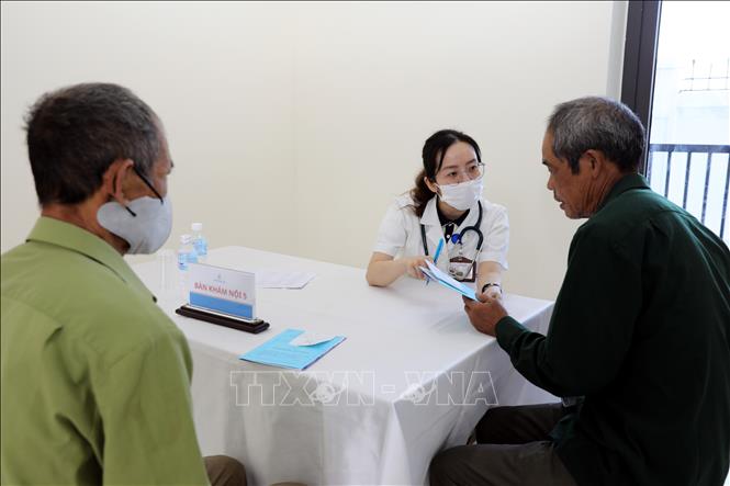 Bác sĩ Bệnh viện Đại học Y Hà Nội tư vấn sức khỏe miễn phí cho người có hoàn cảnh khó khăn ở xã biên giới Khuất Xá, tỉnh Lạng Sơn. Ảnh: Văn Đạt - TTXVN