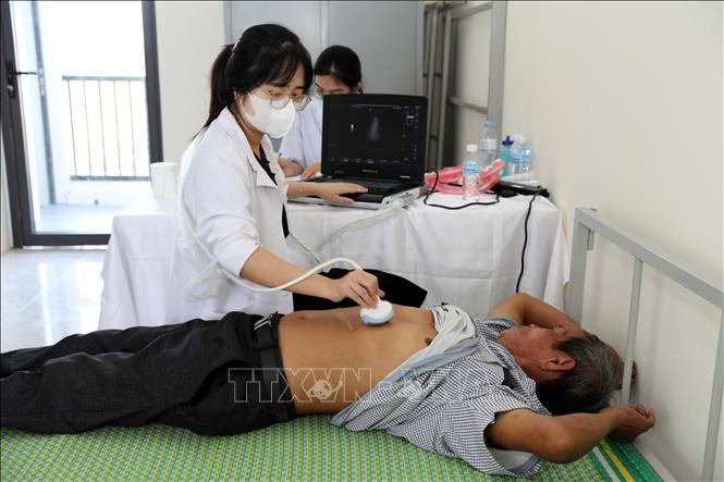 Bác sĩ Bệnh viện Đại học Y Hà Nội siêu âm cho người có hoàn cảnh khó khăn ở xã biên giới Khuất Xá, tỉnh Lạng Sơn. Ảnh: Văn Đạt - TTXVN
