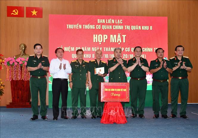 Đại tướng Nguyễn Trọng Nghĩa tặng quà Ban liên lạc Cơ quan Chính trị Quân khu 8 nhân kỷ niệm 80 năm Ngày truyền thống của cơ quan. Ảnh: Bùi Giang - TTXVN