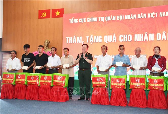 Đại tướng Nguyễn Trọng Nghĩa tặng quà người dân có hoàn cảnh khó khăn tại xã Nhơn Ninh, tỉnh Tây Ninh, trong chương trình dân vận, chính sách nhân kỷ niệm 80 năm Ngày truyền thống Cơ quan Chính trị Quân khu 8. Ảnh: Bùi Giang - TTXVN