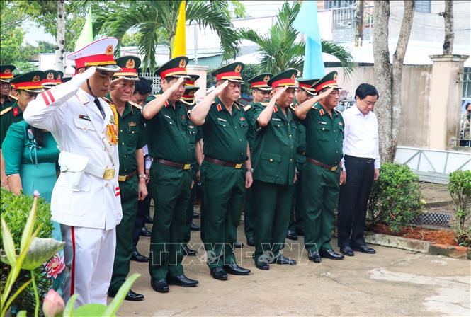 Đại tướng Nguyễn Trọng Nghĩa cùng các đại biểu dành phút mặc niệm tưởng nhớ các thế hệ đi trước tại Nhà bia Cơ quan Chính trị Quân khu 8 ở xã Nhơn Ninh, tỉnh Tây Ninh. Ảnh: Bùi Giang - TTXVN