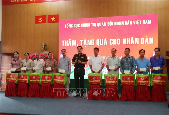 Thượng tướng Nguyễn Văn Gấu, Thứ trưởng Bộ Quốc phòng, tặng quà người dân có hoàn cảnh khó khăn tại xã Nhơn Ninh, tỉnh Tây Ninh. Ảnh: Bùi Giang - TTXVN