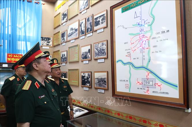 Đại tướng Nguyễn Trọng Nghĩa cùng đoàn đại biểu tham quan Nhà truyền thống Cơ quan Chính trị Quân khu 8, tìm hiểu những tư liệu, hình ảnh về quá trình hình thành, chiến đấu và trưởng thành của cơ quan. Ảnh: Bùi Giang - TTXVN