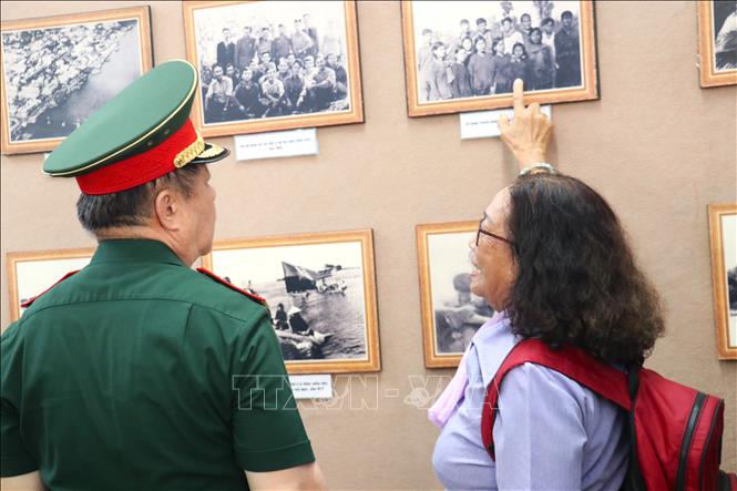 Đại tướng Nguyễn Trọng Nghĩa cùng đoàn đại biểu tham quan Nhà truyền thống Cơ quan Chính trị Quân khu 8, tìm hiểu những tư liệu, hình ảnh về quá trình hình thành, chiến đấu và trưởng thành của cơ quan. Ảnh: Bùi Giang - TTXVN