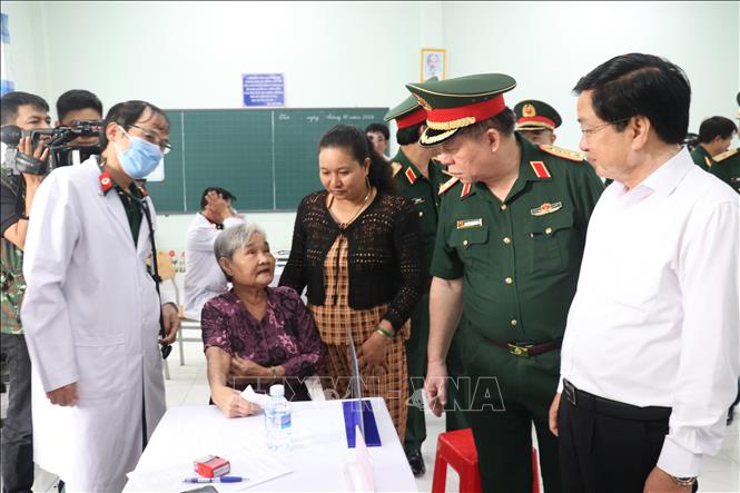 Đại tướng Nguyễn Trọng Nghĩa thăm hỏi, động viên người dân đến khám bệnh, tư vấn sức khỏe và nhận thuốc miễn phí tại chương trình dân vận, chính sách ở xã Nhơn Ninh, tỉnh Tây Ninh. Ảnh: Bùi Giang - TTXVN