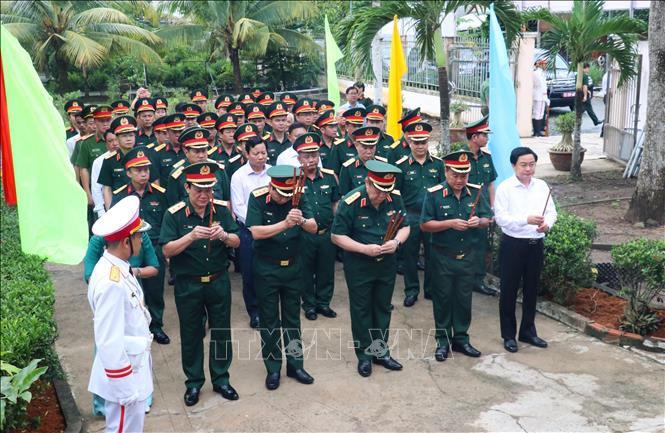 Các đại biểu dâng hương tại Nhà bia Cơ quan Chính trị Quân khu 8 ở xã Nhơn Ninh, tỉnh Tây Ninh, tưởng nhớ các thế hệ cán bộ, chiến sĩ đã cống hiến, hy sinh trong sự nghiệp đấu tranh giải phóng dân tộc. Ảnh: Bùi Giang - TTXVN