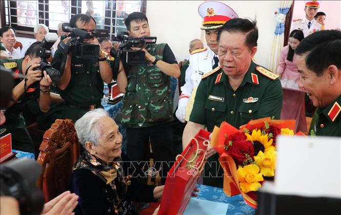 Đại tướng Nguyễn Trọng Nghĩa tặng quà, thăm hỏi và tri ân Mẹ Việt Nam Anh hùng Võ Thị Út tại xã Nhơn Ninh, tỉnh Tây Ninh, nhân kỷ niệm 80 năm Ngày truyền thống Cơ quan Chính trị Quân khu 8. Ảnh: Bùi Giang - TTXVN