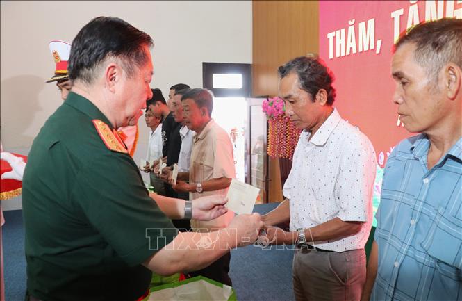 Đại tướng Nguyễn Trọng Nghĩa tặng quà người dân có hoàn cảnh khó khăn tại xã Nhơn Ninh, tỉnh Tây Ninh, trong chương trình dân vận, chính sách nhân kỷ niệm 80 năm Ngày truyền thống Cơ quan Chính trị Quân khu 8. Ảnh: Bùi Giang - TTXVN