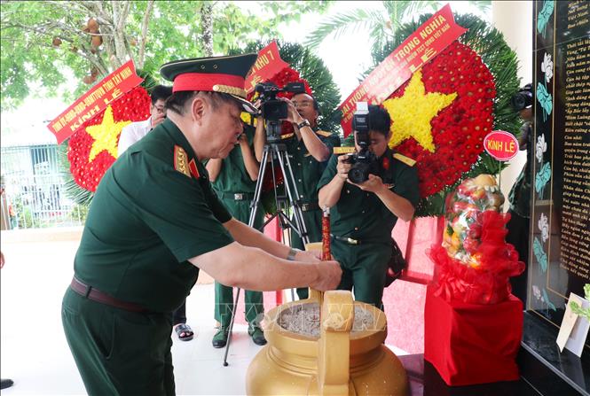 Đại tướng Nguyễn Trọng Nghĩa dâng hương tại Nhà bia tưởng niệm ở xã Nhơn Ninh, tỉnh Tây Ninh, nhân kỷ niệm 80 năm Ngày truyền thống Cơ quan Chính trị Quân khu 8. Ảnh: Bùi Giang - TTXVN
