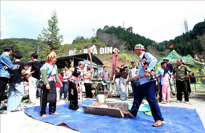 Thi giã bánh dày tại chợ phiên Pha Đin của Ngày hội.  Ảnh: Nguyễn Cường - TTXVN.  

