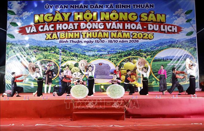 Tiết mục văn nghệ đặc sắc tại Ngày hội. Ảnh: Nguyễn Cường - TTXVN.  
