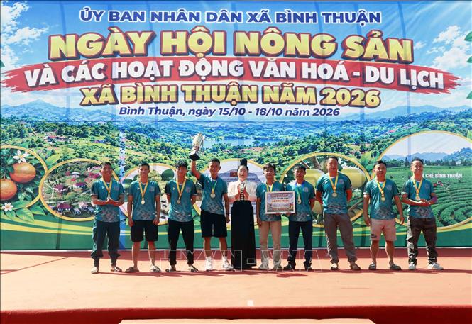 Ban tổ chức trao giải Nhất môn bóng đá nam của Ngày hội. Ảnh: Nguyễn Cường - TTXVN.  
