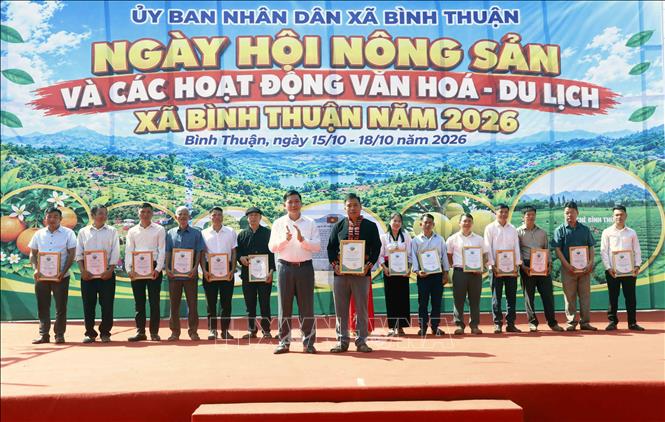 Ban tổ chức trao giải Nhất nội dung thi Ẩm thực tại Ngày hội. Ảnh: Nguyễn Cường - TTXVN.  
