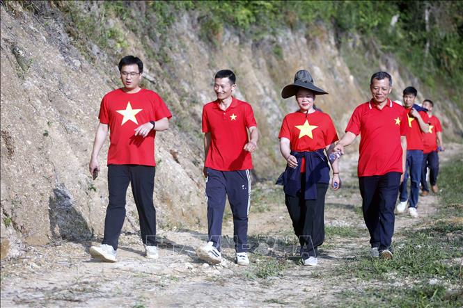 Các vận động viên tham gia giải đi bộ “Khám phá Pha Đin - Theo dấu chân lịch sử” tại Ngày hội. Ảnh: Nguyễn Cường - TTXVN.  