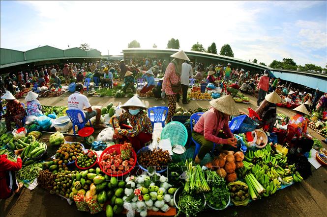 Cái tên “chợ chồm hổm” được gọi theo cách người bán thường ngồi thấp, hàng hóa bày trên những chiếc rổ, tấm bạt hoặc chiếc ghế nhỏ. Ảnh: Duy Khương – TTXVN