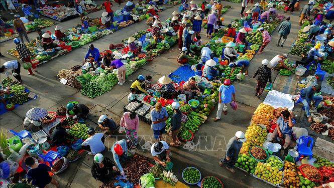 Sức hấp dẫn của khu chợ nằm không gian sinh hoạt gần gũi, thân quen và đa sắc màu. Ảnh: Duy Khương – TTXVN