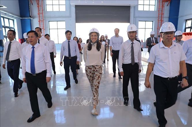 Đoàn công tác của Bộ trưởng ủy nhiệm đặc trách Pháp ngữ, Đối tác quốc tế và Pháp kiều thăm Nhà máy Thủy điện Hòa Bình mở rộng. Ảnh: Thanh Hải - TTXVN