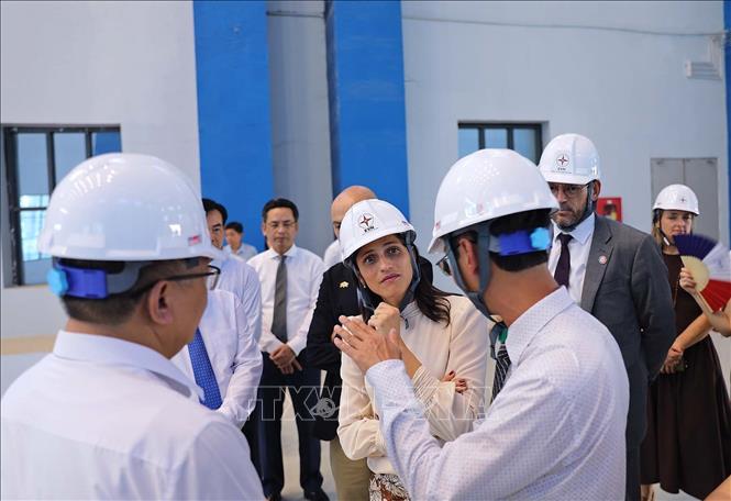 Bà Éléonore Caroit, Bộ trưởng, ủy nhiệm đặc trách Pháp ngữ, Đối tác quốc tế và Pháp kiều tại Nhà máy Thủy điện Hòa Bình mở rộng. Ảnh: Thanh Hải - TTXVN