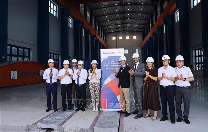Đại điện cán bộ tỉnh Phú Thọ cùng đoàn công tác của Bộ trưởng ủy nhiệm đặc trách Pháp ngữ, Đối tác quốc tế và Pháp kiều tại Nhà máy Thủy điện Hòa Bình mở rộng. Ảnh: Thanh Hải - TTXVN