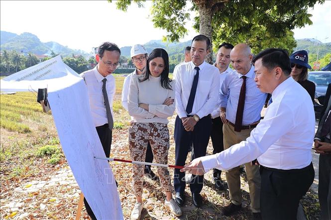 Đồng chí Đinh Công Sứ, Phó Chủ tịch UBND tỉnh Phú Thọ giới thiệu về Dự án Phát triển đô thị thích ứng biến đổi khí hậu khu vực đô thị Hòa Bình. Ảnh: Thanh Hải - TTXVN