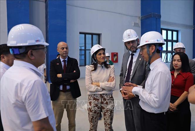 Cán bộ Nhà máy Thủy điện Hòa Bình mở rộng cùng Bà Éléonore Caroit, Bộ trưởng ủy nhiệm đặc trách Pháp ngữ, Đối tác quốc tế và Pháp kiều. Ảnh: Thanh Hải - TTXVN