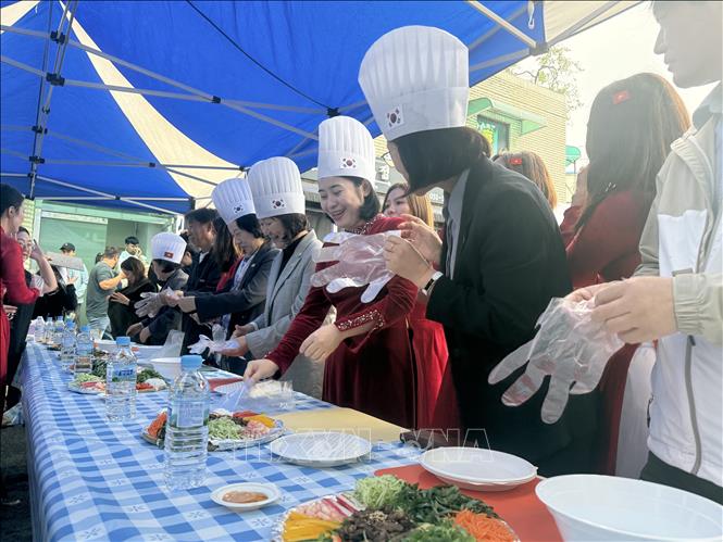 Đại biểu và khách mời tham gia trải nghiệm món gỏi cuốn truyền thống của Việt Nam. Ảnh: Nhật Hưng - PV TTXVN tại Hàn Quốc 