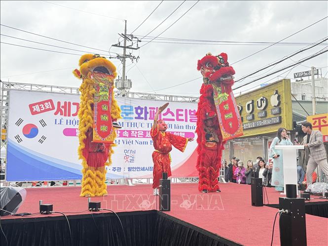 Màn múa Lân thu hút đông đảo người xem tại Lễ hội. Ảnh: Nhật Hưng - PV TTXVN tại Hàn Quốc 