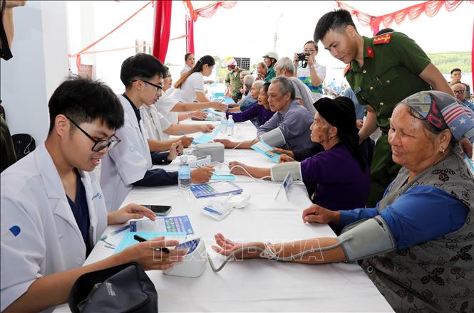 Người dân trên địa bàn xã biên giới Khuất Xá, tỉnh Lạng Sơn tham gia chương trình khám bệnh, tư vấn sức khỏe và cấp phát thuốc miễn phí do Công an tỉnh Lạng Sơn phối hợp với Bệnh viện Đại học Y Hà Nội và Nhà thuốc Pharmacity tổ chức. Ảnh: Văn Đạt - TTXVN