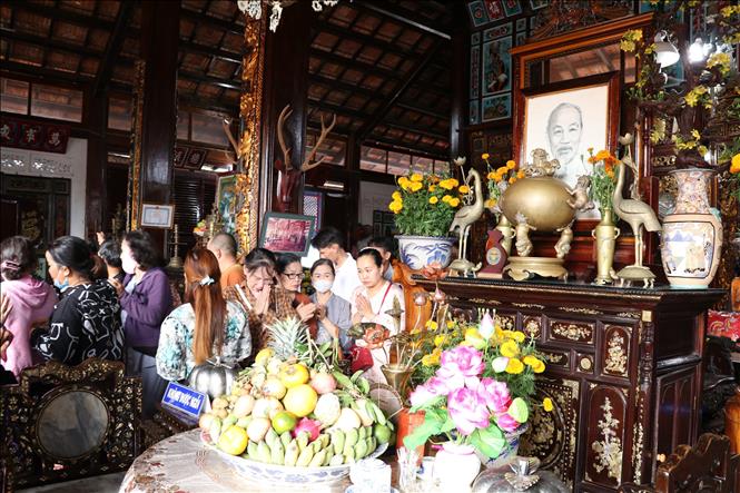 Gian thờ Bác Hồ được đặt trang nghiêm trong không gian Nhà Lớn. Ảnh: Huỳnh Sơn-TTXVN