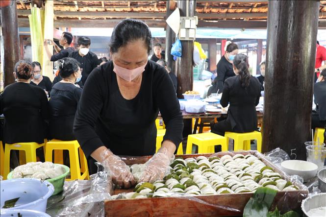 Bánh quy-một loại bánh đặc trưng trong mâm cỗ đãi khách trong dịp Trùng Cửu. Ảnh: Huỳnh Sơn-TTXVN