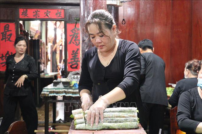 Món bì cuốn chay, một trong những món ăn truyền thống trong mâm cơm đãi khách. Ảnh: Huỳnh Sơn-TTXVN