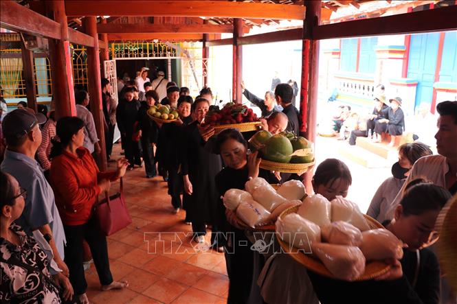 Người dân thành kính dâng lễ tại Lễ hội Trùng Cửu. Ảnh: Huỳnh Sơn-TTXVN