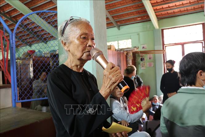 Bà Lê Thị Kiềm, Quản lý Nhà Lớn Long Sơn trực tiếp đón các đoàn và du khách đến tham quan Nhà Lớn trong lễ hội Trùng Cửu. Ảnh: Huỳnh Sơn-TTXVN