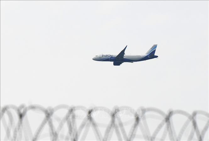 Máy bay của hãng hàng không Indigo bay qua New Delhi, Ấn Độ. Ảnh: ANI/TTXVN phát