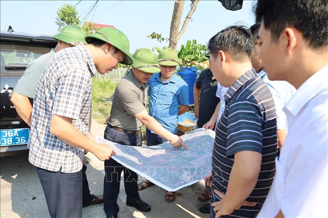 Lãnh đạo UBND xã Hoa Lộc kiểm tra tiến độ các dự án, kịp thời tháo gỡ khó khăn để đạt mục tiêu tăng trưởng quý 4/2026. Ảnh TTXVN phát 
