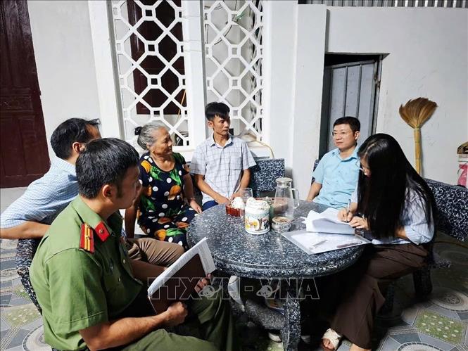 Phường Đào Duy Từ thành lập 10 Tổ công tác trực tiếp xuống cơ sở tuyên truyền, vận động người dân có đất bị thu hồi sớm bàn giao mặt bằng thực hiện các dự án trọng điểm. Ảnh TTXVN phát 