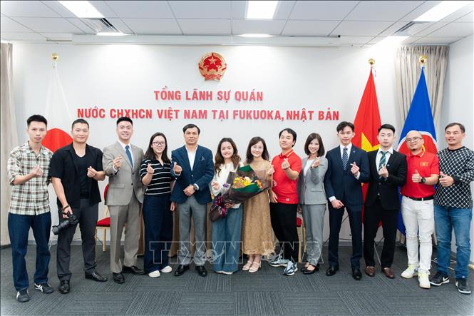 Ban tổ chức Ngày hội cùng đại diện các hôi, đoàn tại khu vực Kyushu, Okinawa chụp ảnh lưu niệm. Ảnh: Xuân Giao - PV TTXVN tại Nhật Bản