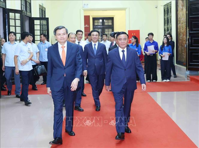 Thường trực Ban Bí thư Trần Cẩm Tú tới dự Lễ trao giải Cuộc thi chính luận về bảo vệ nền tảng tư tưởng của Đảng lần thứ 6, năm 2026. Ảnh: Phương Hoa - TTXVN