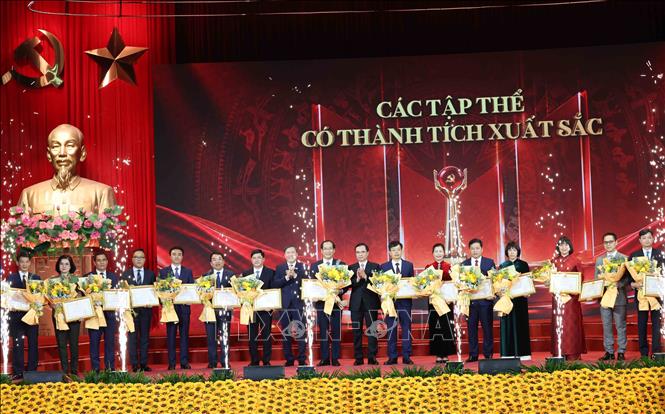 Ban Tổ chức trao giải Các tác tập thể có thành tích xuất sắc Cuộc thi chính luận về bảo vệ nền tảng tư tưởng của Đảng lần thứ 6. Ảnh: Phương Hoa - TTXVN
