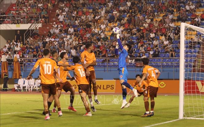 Một ngày thi đấu vất vả của thủ môn Hoàng Anh Gia Lai. Ảnh: Đức Phương – TTXVN