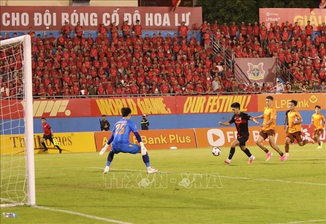 Lê Phát ghi bàn cho Ninh Bình FC sau những nỗ lực không ngừng nghỉ. Ảnh: Đức Phương – TTXVN