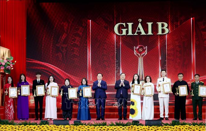 Đồng chí Phạm Gia Túc, Uỷ viên Bộ Chính trị, Phó Thủ tướng Thường trực Chính phủ và đồng chí Nguyễn Trọng Nghĩa, Ủy viên Bộ Chính trị, Bí thư Trung ương Đảng, Chủ nhiệm Tổng Cục Chính trị Quân đội nhân dân Việt Nam trao Giải B cho các tác giả, nhóm tác giả. Ảnh: Phương Hoa - TTXVN

