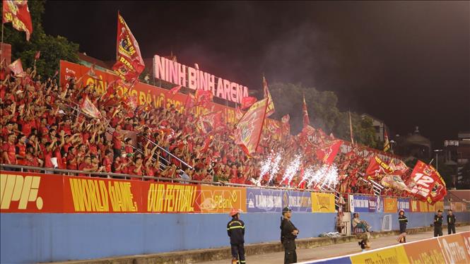 Cổ động viên Ninh Bình FC ăn mừng bàn thắng của đội nhà. Ảnh: Đức Phương – TTXVN