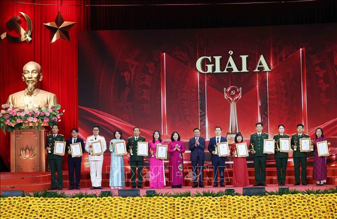Đồng chí Trần Cẩm Tú, Ủy viên Bộ Chính trị, Thường trực Ban Bí thư, Trưởng Ban Chỉ đạo 35 Trung ương và đồng chí Bùi Thị Minh Hoài, Ủy viên Bộ Chính trị, Bí thư Trung ương Đảng, Chủ tịch Ủy ban Trung ương Mặt trận Tổ quốc Việt Nam trao Giải A cho các tác giả, nhóm tác giả. Ảnh: Phương Hoa - TTXVN