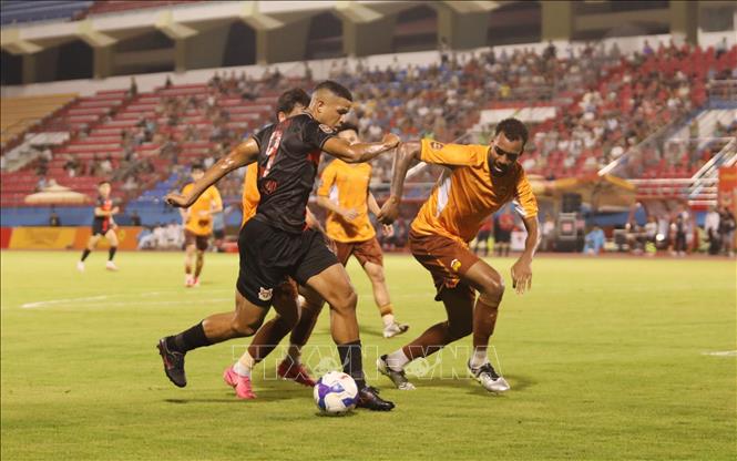 Một pha dâng cao của Ninh Bình FC. Ảnh: Đức Phương – TTXVN