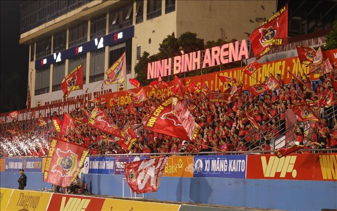 Cổ động viên Ninh Bình FC ăn mừng bàn thắng của đội nhà. Ảnh: Đức Phương – TTXVN